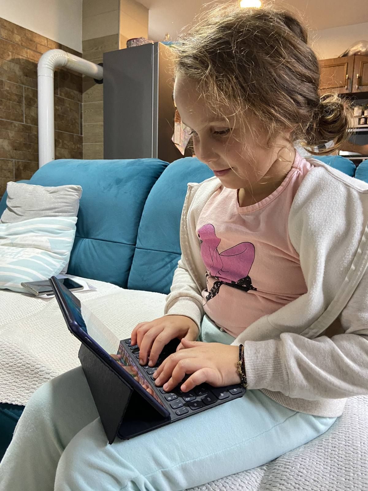 Kind beim Online-Lernen - Ein junger Schüler, der einen Computer verwendet, um an virtuellen Klassen teilzunehmen, was Online-Bildung für Kinder symbolisiert