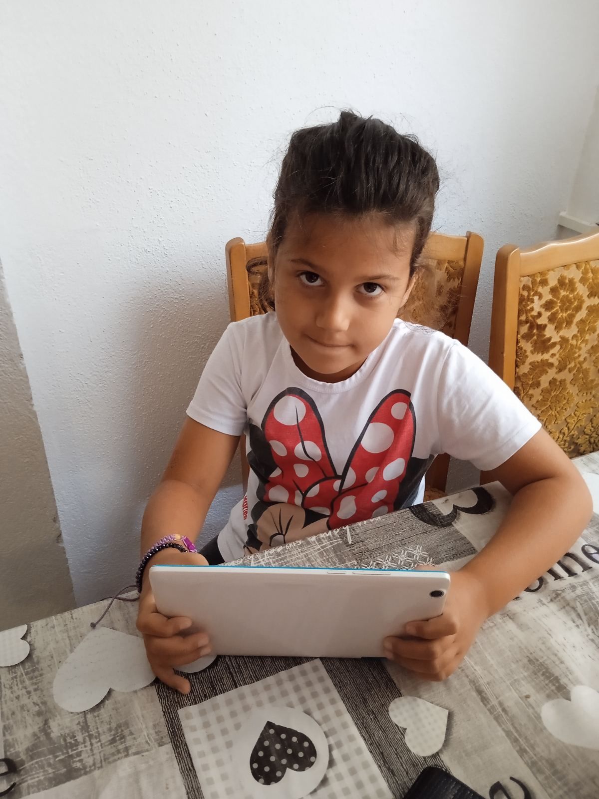 Kind beim Online-Lernen - Ein junger Schüler, der einen Computer verwendet, um an virtuellen Klassen teilzunehmen, was Online-Bildung für Kinder symbolisiert