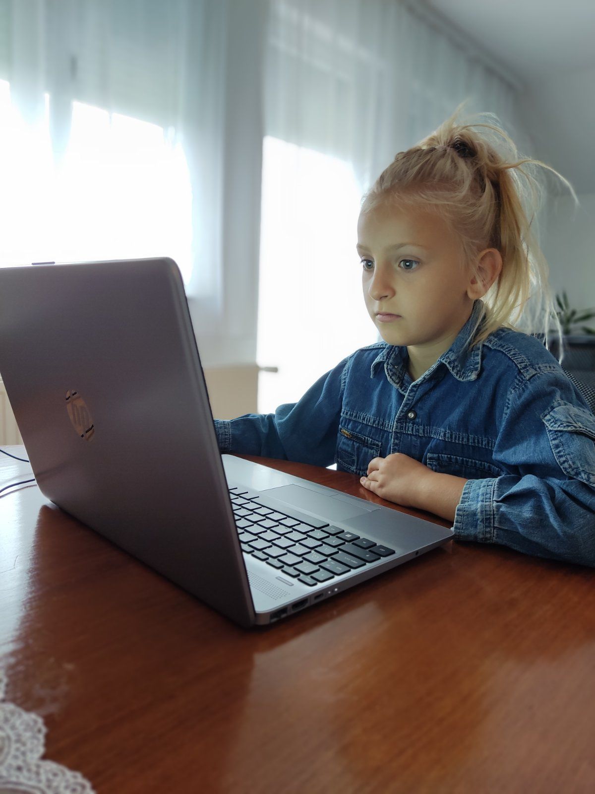 Kind beim Online-Lernen - Ein junger Schüler, der einen Computer verwendet, um an virtuellen Klassen teilzunehmen, was Online-Bildung für Kinder symbolisiert